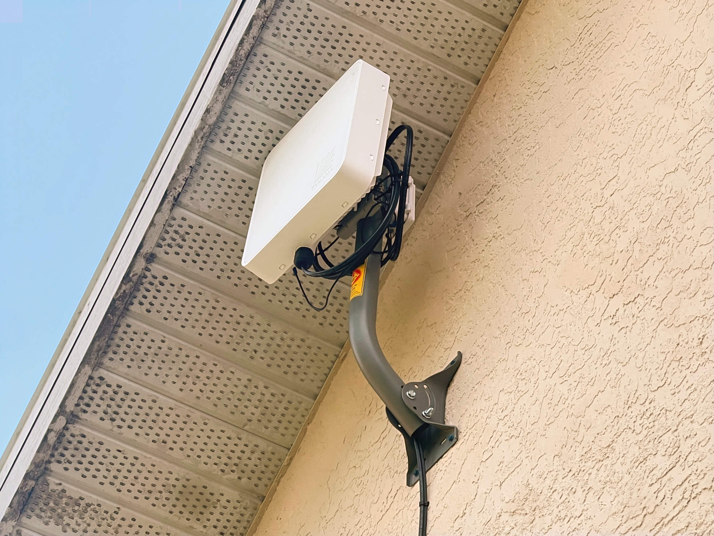 Streamline Internet wireless antenna installed on a home in Hendry County